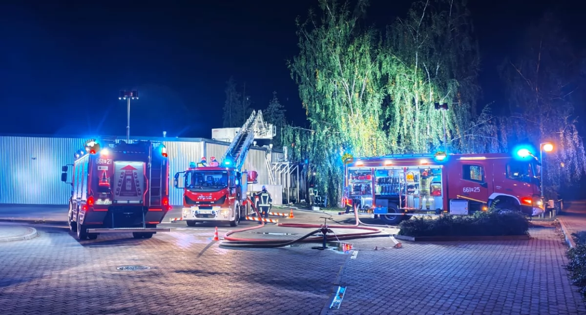 Straż pożarna, Zaczęło kartonów Potem płomienie zaczęły wdzierać budynku - zdjęcie, fotografia