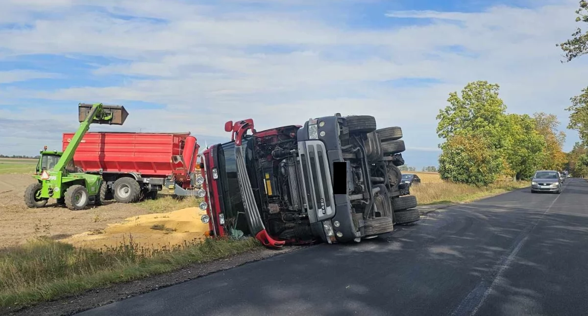 Wypadki drogowe, Ciężarówka przewróciła drodze - zdjęcie, fotografia