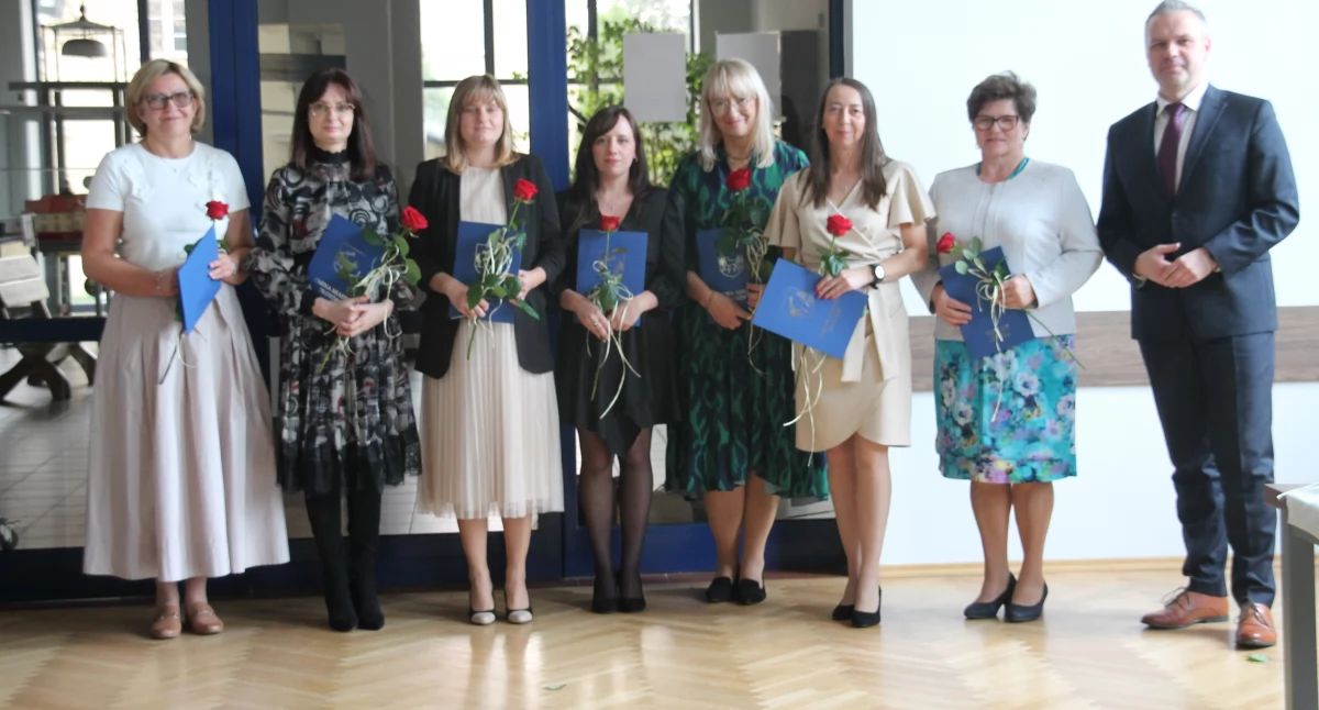 Edukacja, Nagrody dyrektorów nauczycieli okazji Edukacji Narodowej - zdjęcie, fotografia
