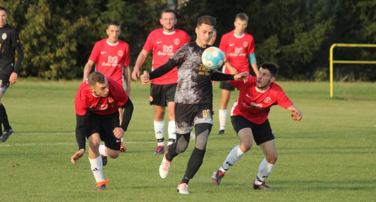 Piłka nożna, Jedność wyraźnie górą gminnym derby Zakrzewa - zdjęcie, fotografia