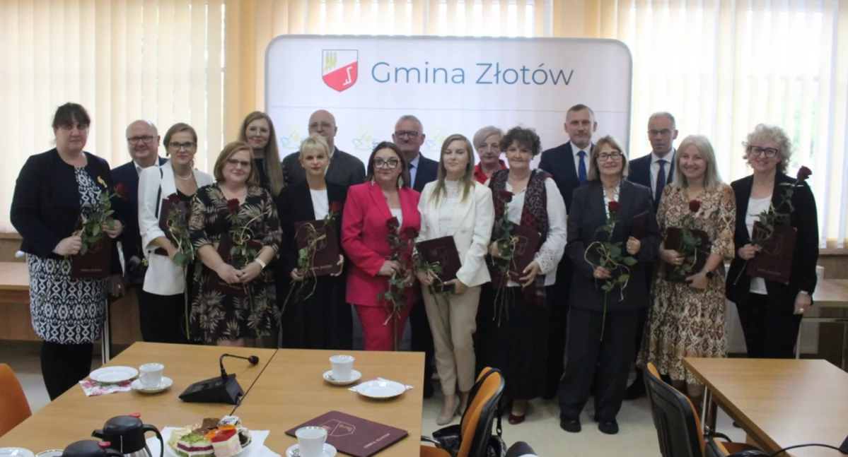 Edukacja, Dyrektorzy szkół nauczyciele otrzymali Nagrody Wójta Gminy Złotów - zdjęcie, fotografia