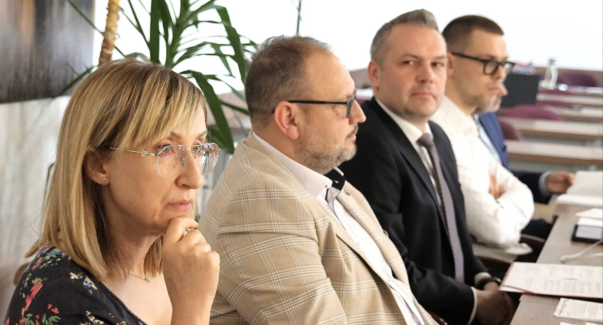 Kierownictwo złotowskiego magistratu – chcąc chociaż w niewielkiej części spełnić oczekiwania złotowskich radnych – mają nad czym myśleć skąd wziąć pieniądze na inwestycje