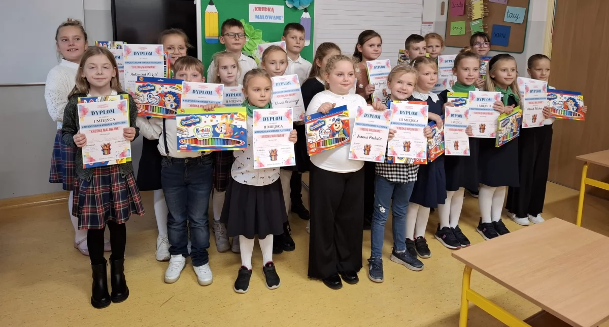 Edukacja, Dziewczyny zdominowały międzyszkolny konkurs plastyczny - zdjęcie, fotografia