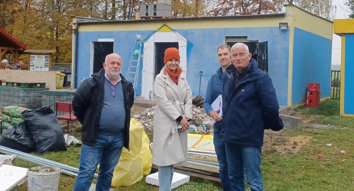 Piłka nożna, Remont szatni boisku Sypniewie spotkanie przedstawicielami Urzędu Marszałkowskiego - zdjęcie, fotografia