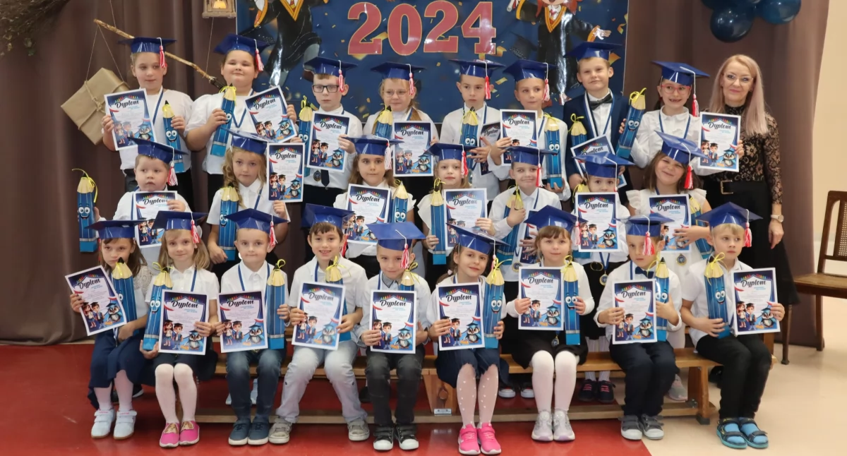Edukacja, Magiczne pasowanie pierwszoklasistów Radawnicy - zdjęcie, fotografia