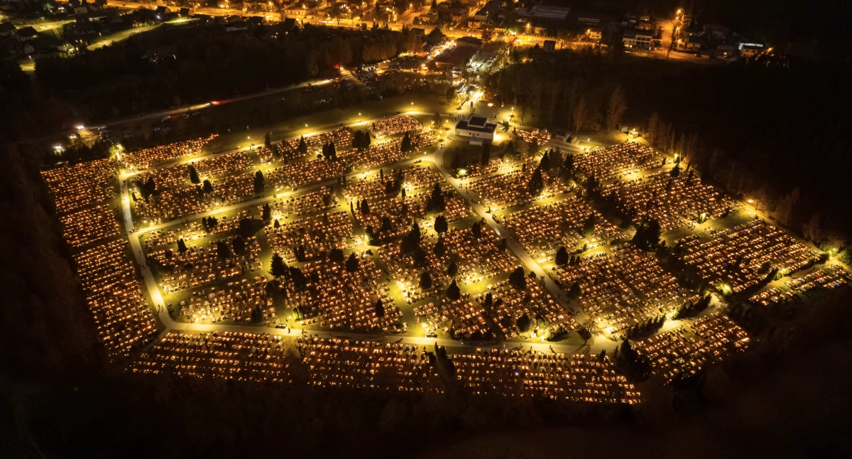 Uroczystości obchody, Złotowski cmentarz rozświetlony zniczami - zdjęcie, fotografia
