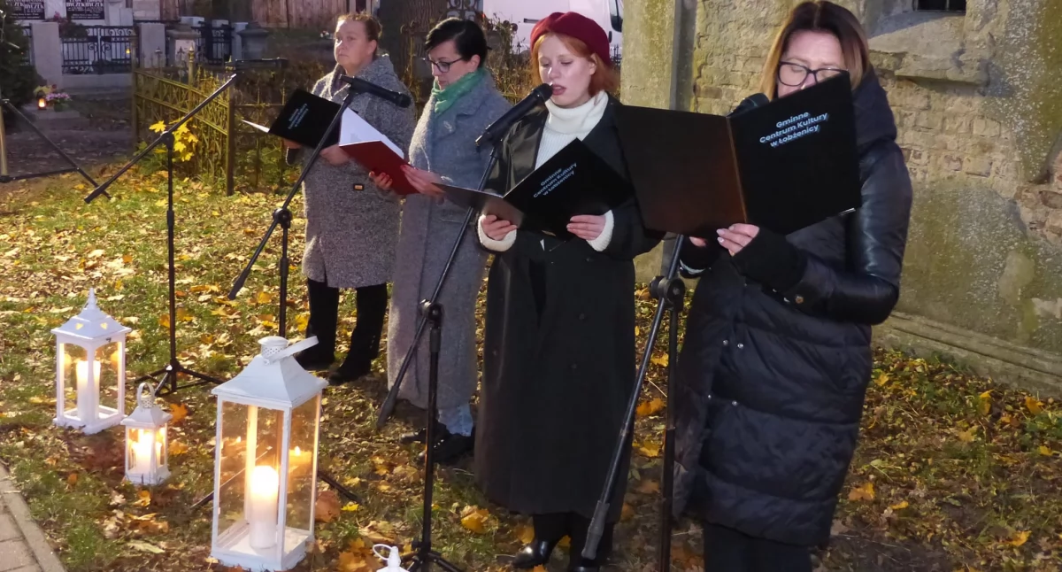 Ośrodki kulturalne, Zaduszki poetyckie łobżenickim cmentarzu - zdjęcie, fotografia