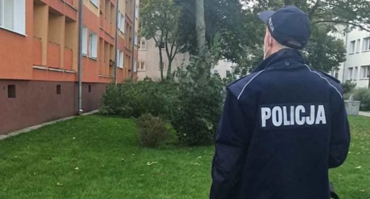Policja - komunikaty i akcje, Policjanci strażacy uratowali życie mieszkańcowi Jastrowia - zdjęcie, fotografia