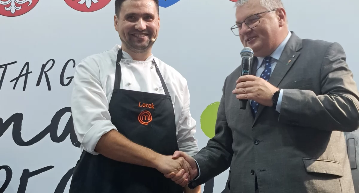Krzysztof Grabowski – Wicemarszałek Województwa Wielkopolskiego dziękował kucharzowi Larentiu Zediu „Lorkowi” za przeprowadzenie warsztatów kulinarnych z wykorzystaniem żywności zagrożonej zmarnowaniem