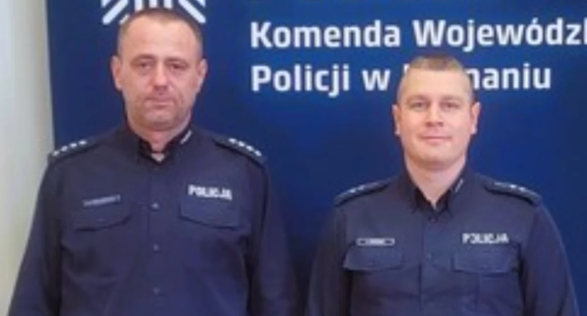Od lewej: Nadkomisarz Tomasz Kwasigroch wraz z aspirantem Adamem Równiakiem