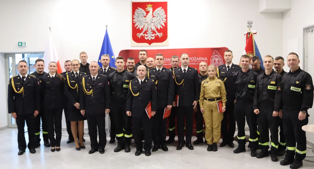 Straż pożarna, Strażacy Złotowa świętują Niepodległość odbierają awanse - zdjęcie, fotografia