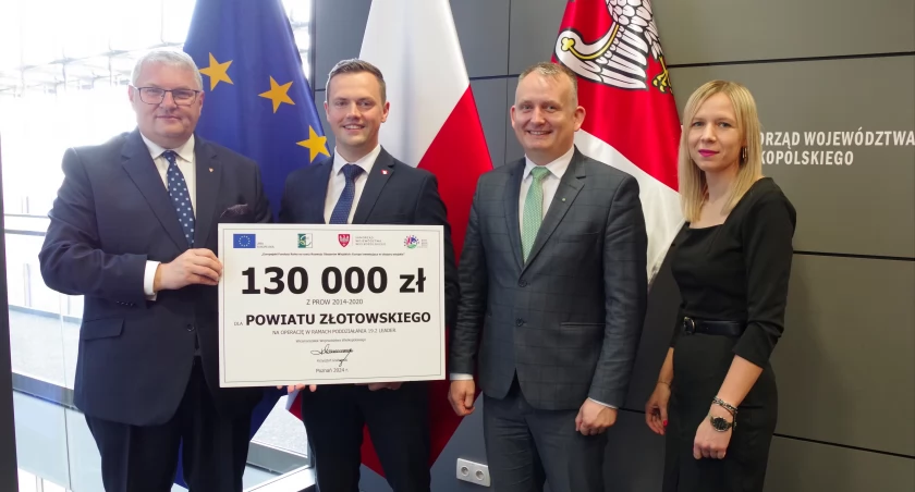Beneficjentami Funduszy Europejskich w ramach inicjatywy LEADER mogą być m.in. jednostki samorządu terytorialnego, organizacje pozarządowe, przedsiębiorstwa i osoby fizyczne. Na zdjęciu wykonanym pod koniec czerwca 2024 r. władze powiatu złotowskiego (starosta Patryk Wnuk, wicestarosta Daniel Sztych oraz skarbnik powiatu Natalia Domek) tuż po podpisaniu umowy z wicemarszałkiem Krzysztof Grabowskim.