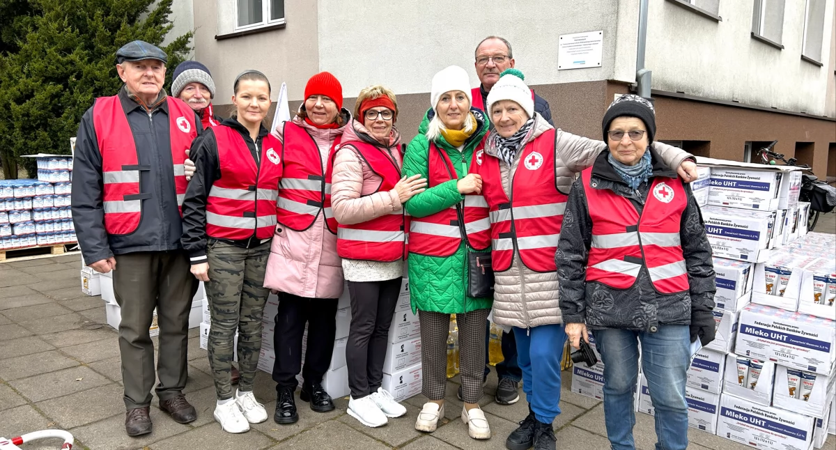 Ludzie losy pasje, Przekazali potrzebującym kilkadziesiąt żywności - zdjęcie, fotografia