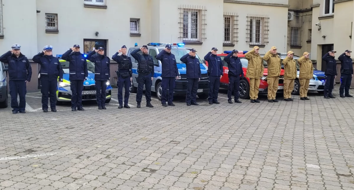 Policja - komunikaty i akcje, Policjanci strażacy oddali hołd zastrzelonemu funkcjonariuszowi - zdjęcie, fotografia