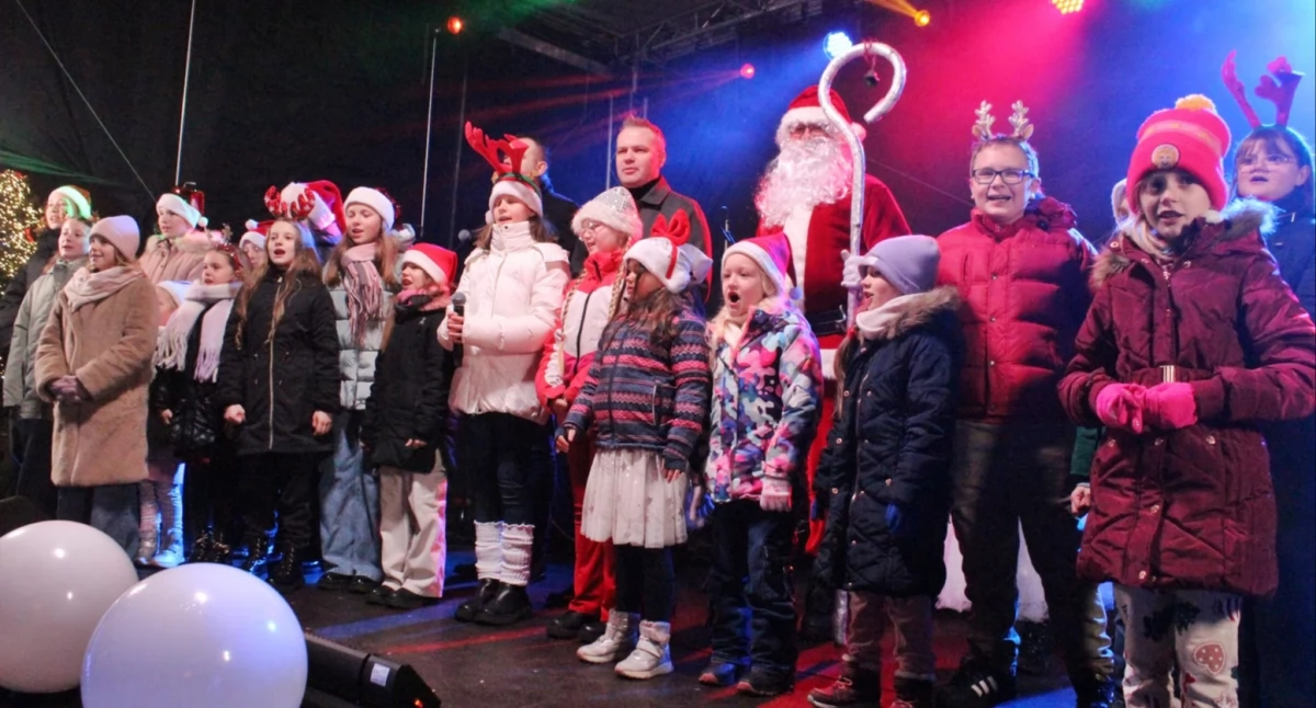 Uroczystości obchody, Mikołajki Złotowie świąteczna magia placu Paderewskiego - zdjęcie, fotografia