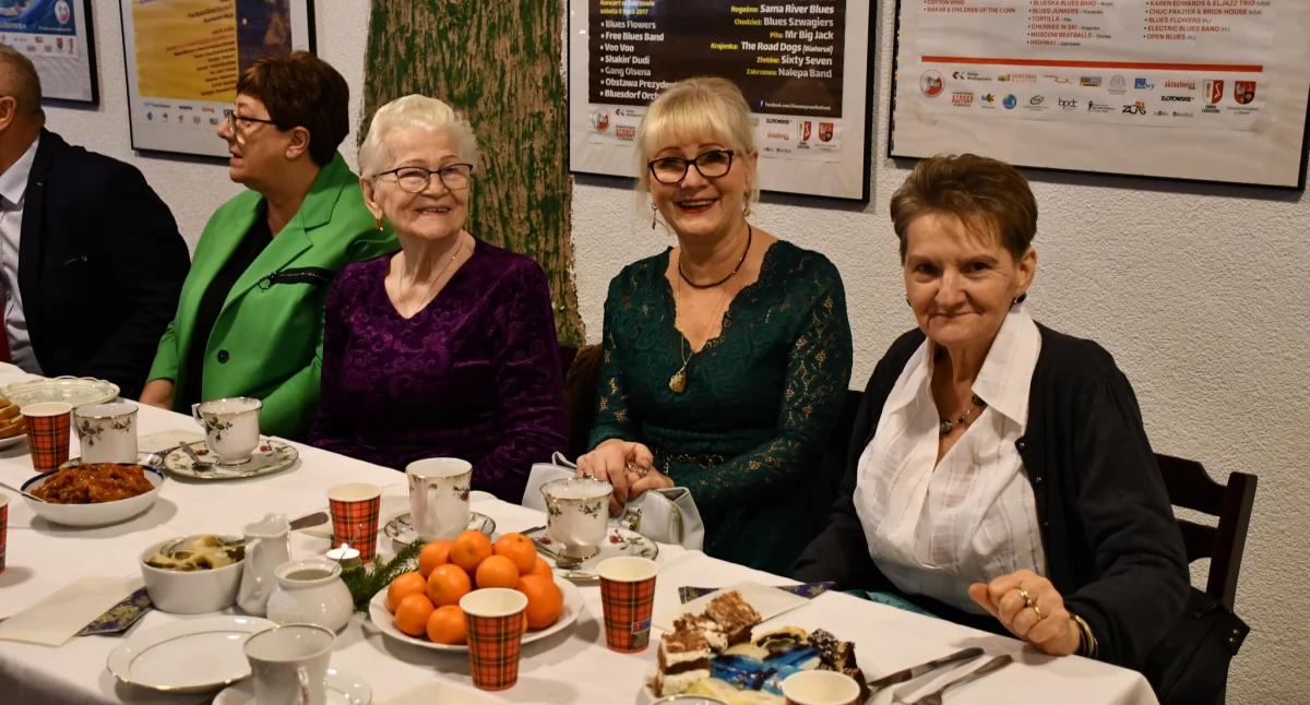 Seniorzy, Seniorzy Zakrzewa rozpoczęli świętowanie nadejścia Jezusa - zdjęcie, fotografia