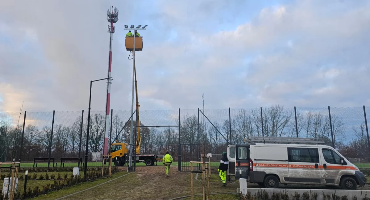 Piłka nożna, Piłkarski stadion otrzymał dodatkowe oświetlenie - zdjęcie, fotografia