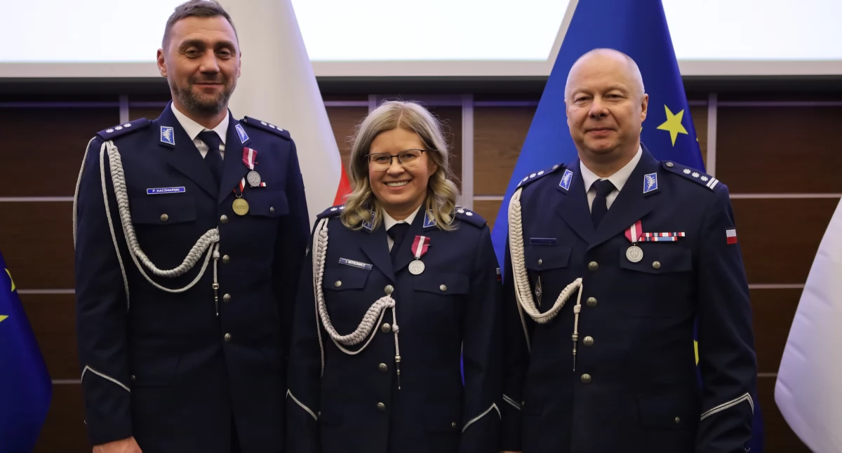 Na zdjęciu pierwszy z prawej komendant KPP Złotów Robert Chwedczyk w towarzystwie wyróżnionych policjantów