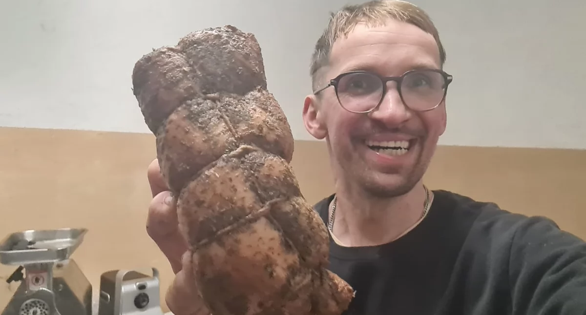 Dieta i odżywianie, Tomke rozpoczął przedświąteczne wędzenie półgęsków - zdjęcie, fotografia