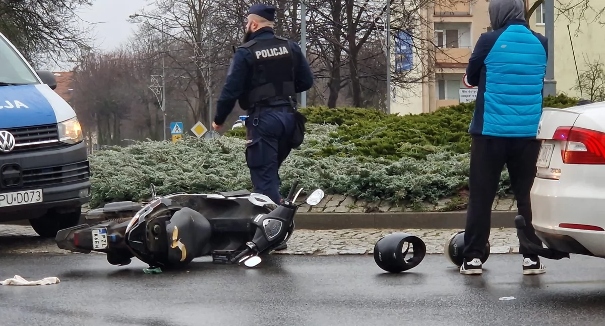 Wypadki drogowe, [AKTUALIZACJA] Groźny wypadek rondzie Pawła Złotowie - zdjęcie, fotografia