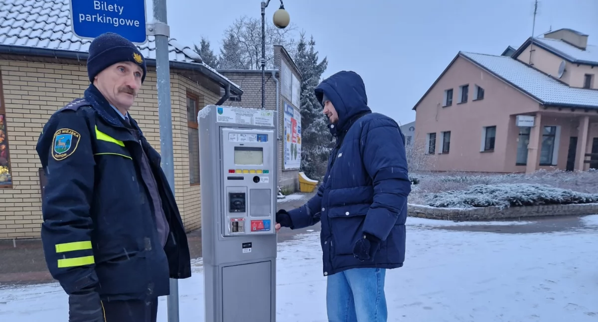 Interwencje czytelników, Spadł śnieg parkowanie Złotowie darmo - zdjęcie, fotografia