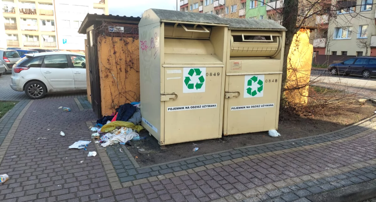 Administracja, Kontenery zniknęły a tekstylny problem pozostał - zdjęcie, fotografia