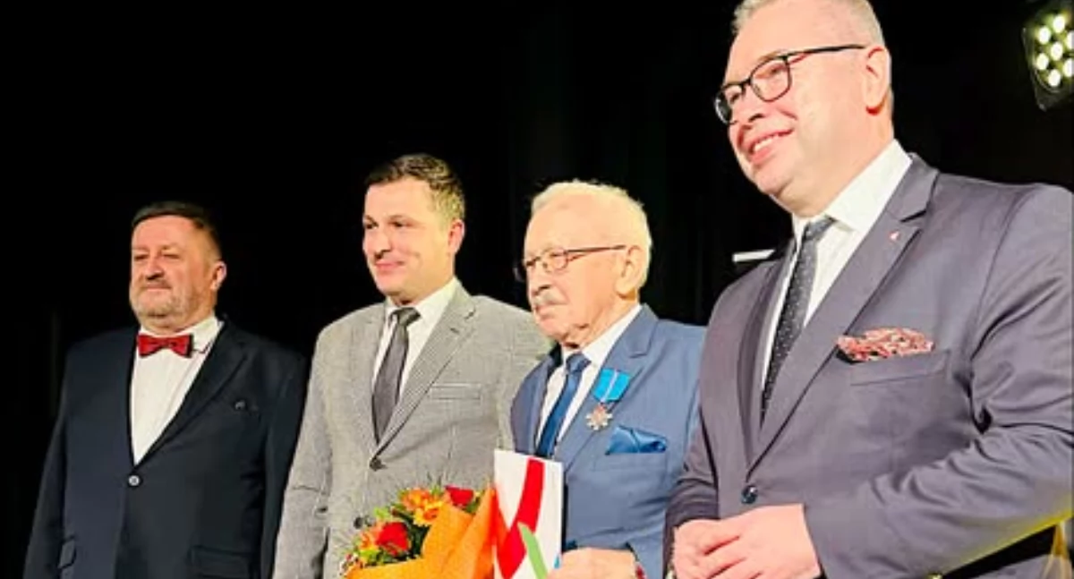 Piłka nożna, Sołtys Zakrzewa Wojciechowski Odznaką Zasługi Województwa Wielopolskiego - zdjęcie, fotografia
