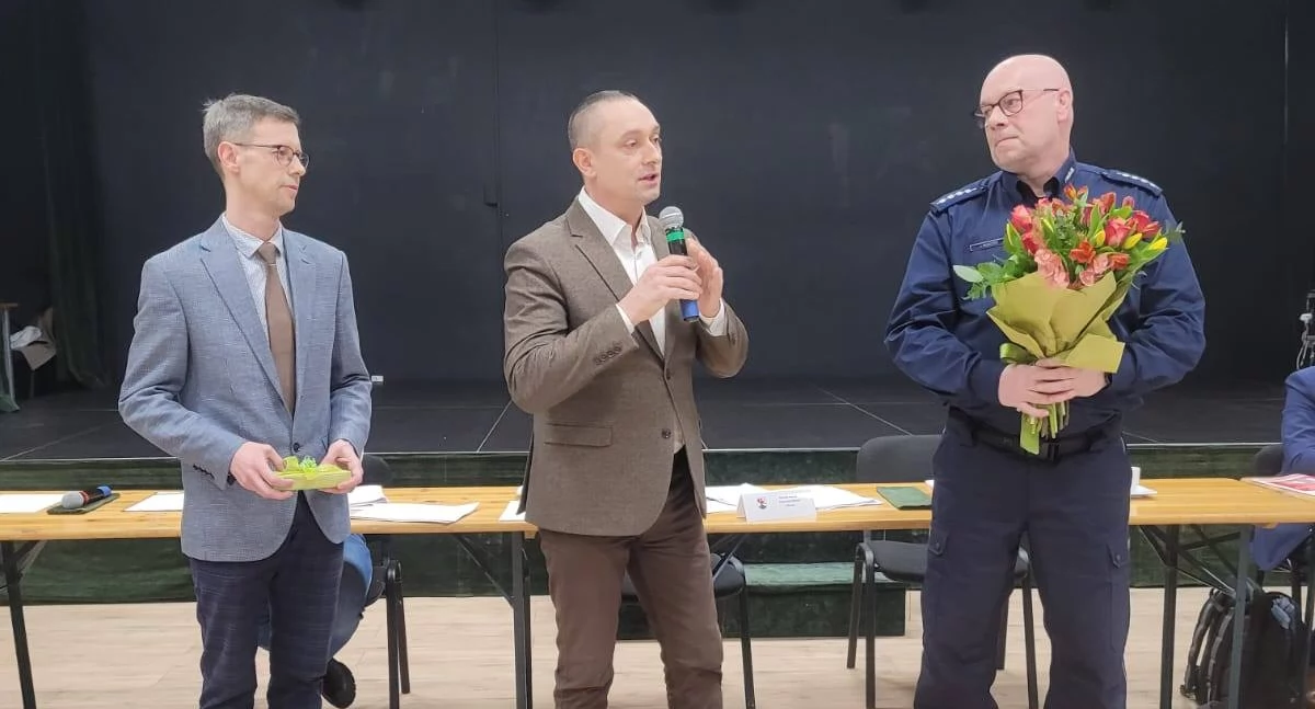 Policja - komunikaty i akcje, Okonek nowego Komendanta Policji - zdjęcie, fotografia