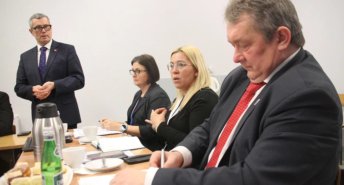 A. Antoniewicz (z prawej), obok A. Kaufka. W posiedzeniu uczestniczył też poseł H. Szopiński