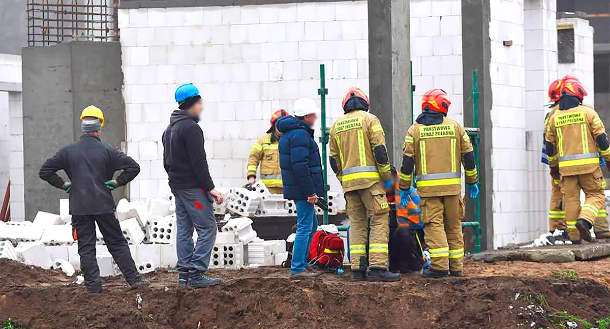 Mieszkania Domy, Umarł przez uduszenie przygnieciony ścianą - zdjęcie, fotografia