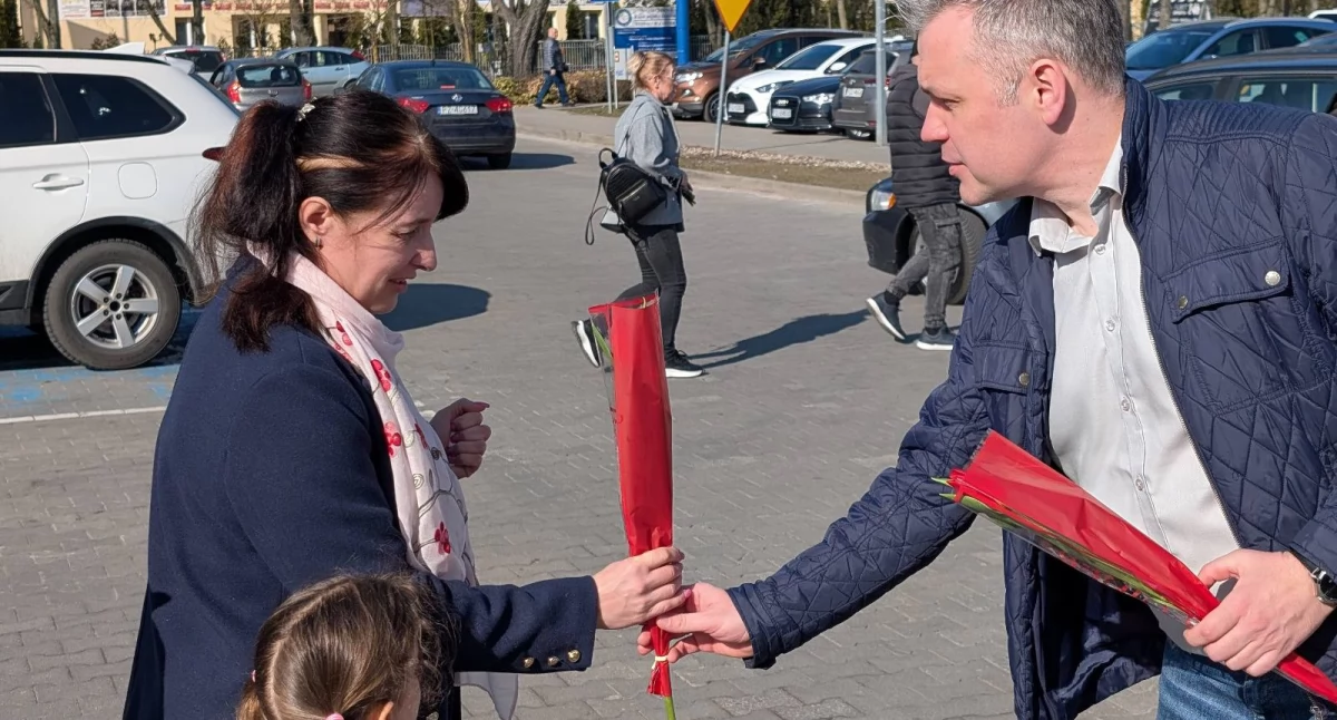 Samorządowcy, Burmistrz radnymi wyszli kwiatami - zdjęcie, fotografia