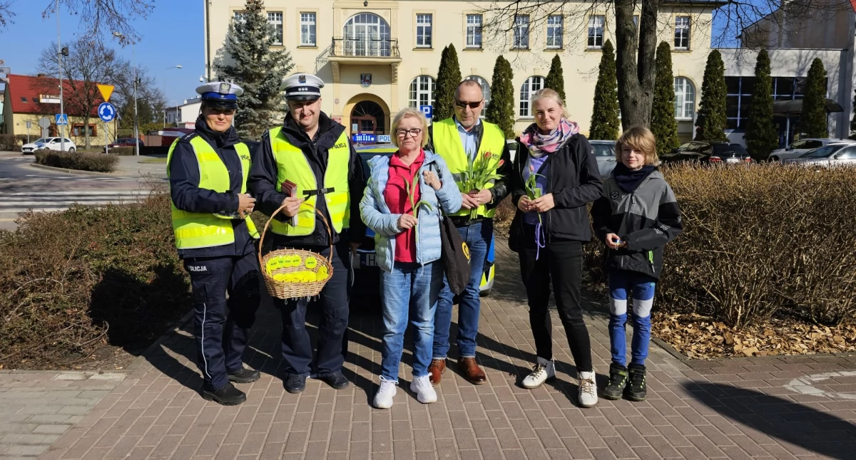 Policja - komunikaty i akcje, Zamiast mandatów kwiaty złotowskiej Policji - zdjęcie, fotografia