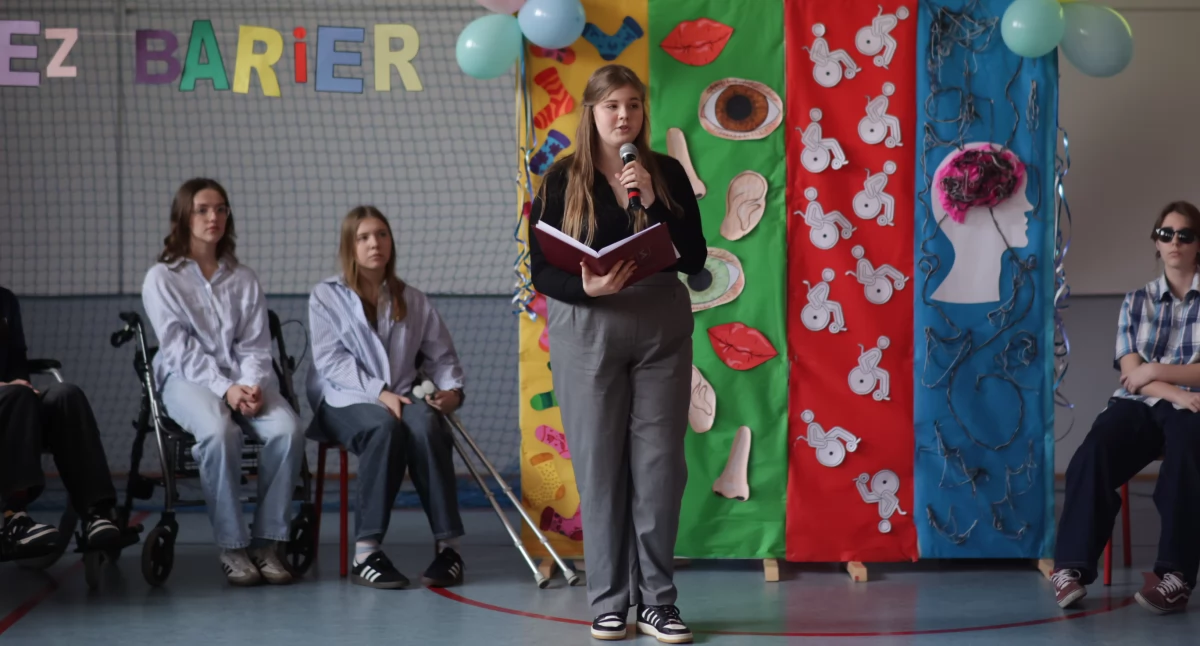 Edukacja, Zbudujmy świat barier uczniowie ruszyli kampanią rzecz osób pokrzywdzonych przez - zdjęcie, fotografia