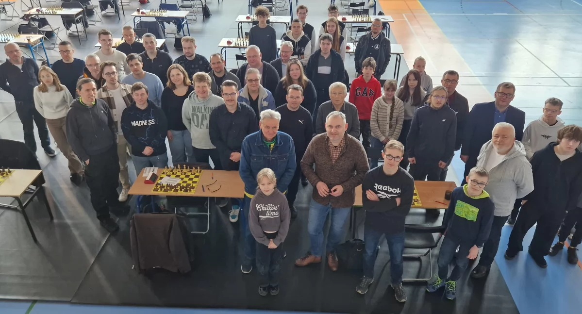 Szachy karty, Kilkudziesięciu szachistów kilkudziesięciu szachownicach Złotowie - zdjęcie, fotografia