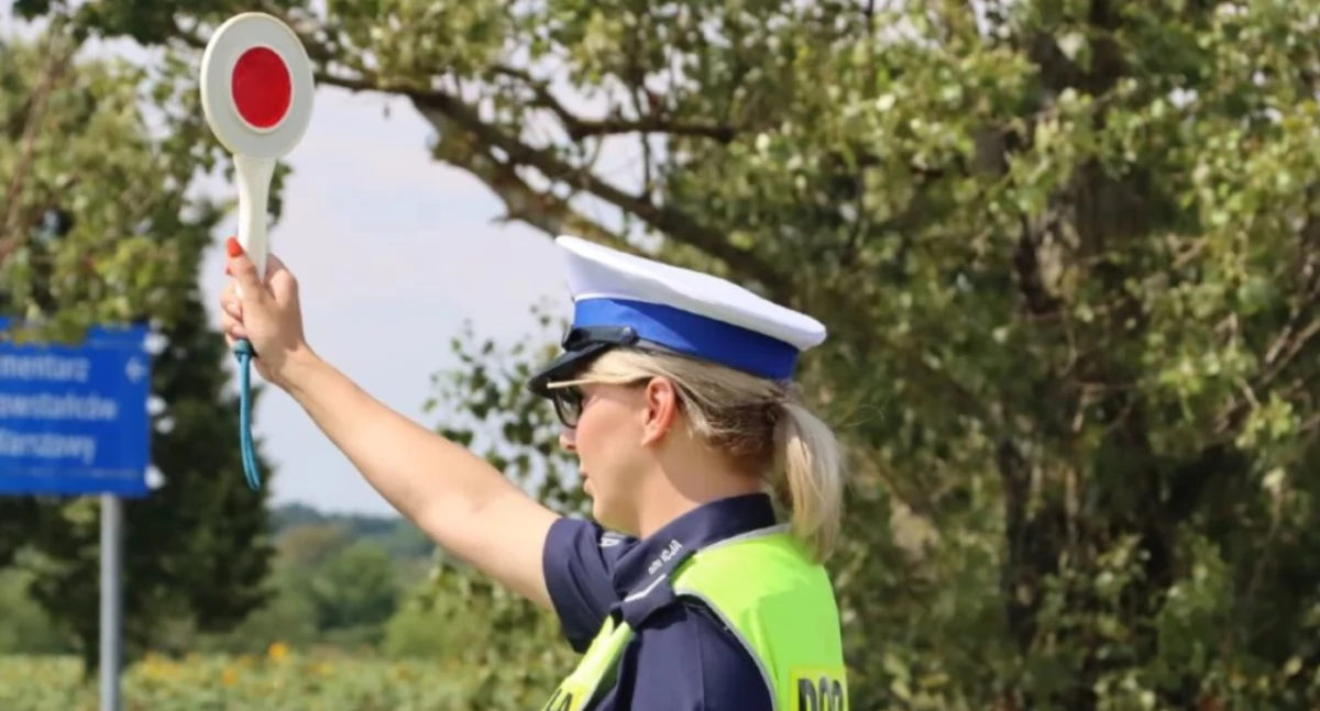Policja - komunikaty i akcje, Rozmowa przez komórkę podczas jazdy standard - zdjęcie, fotografia