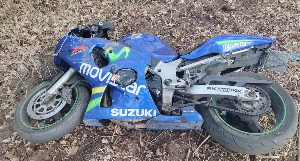 Wypadki drogowe, letni motocyklista rozbił drzewie ratunek przyleciał śmigłowiec - zdjęcie, fotografia