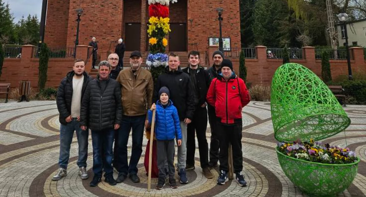 Ośrodki kulturalne, Lipce rośnie tradycja Ogromna palma stanęła kościele - zdjęcie, fotografia