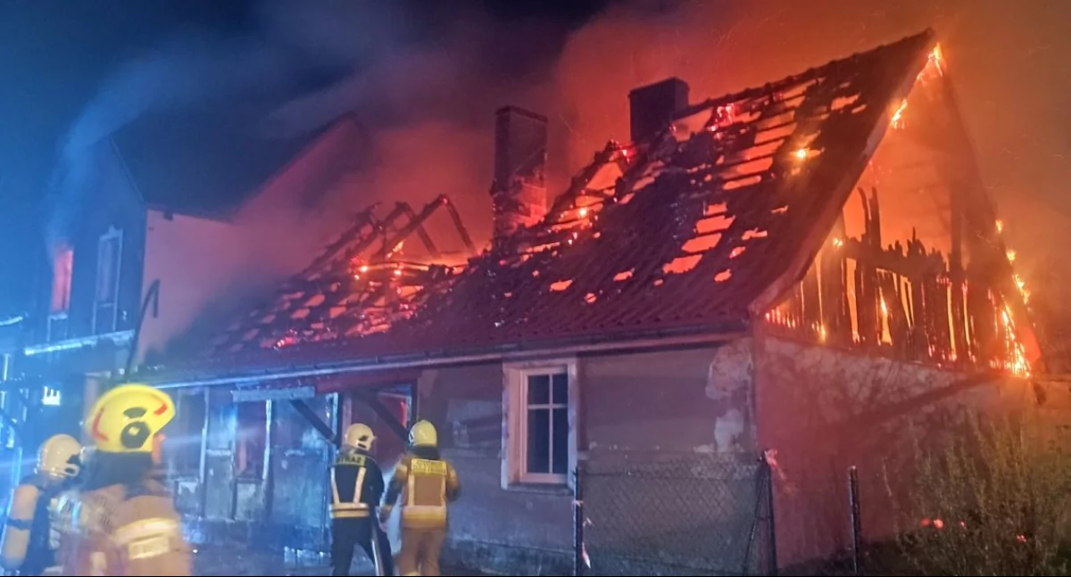 Straż pożarna, Pożar budynku mieszkalnego Łomczewie jedna osoba poszkodowana - zdjęcie, fotografia