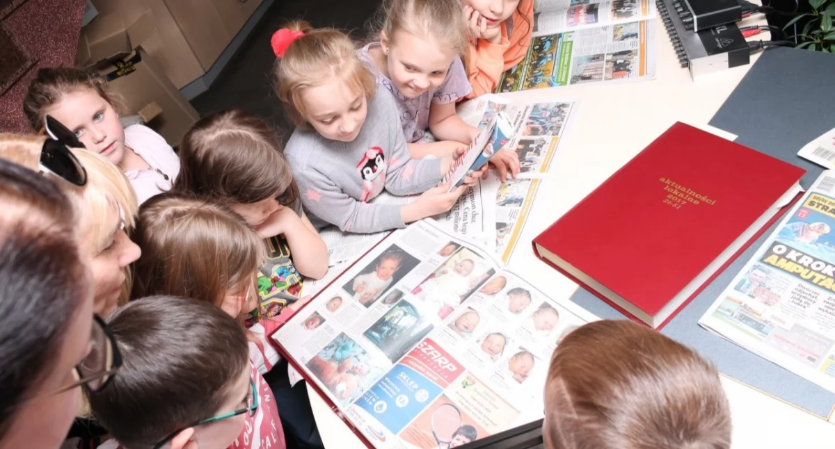 Książki Publikacje, ławki szkolnej świata mediów dzieci wizytą redakcji - zdjęcie, fotografia