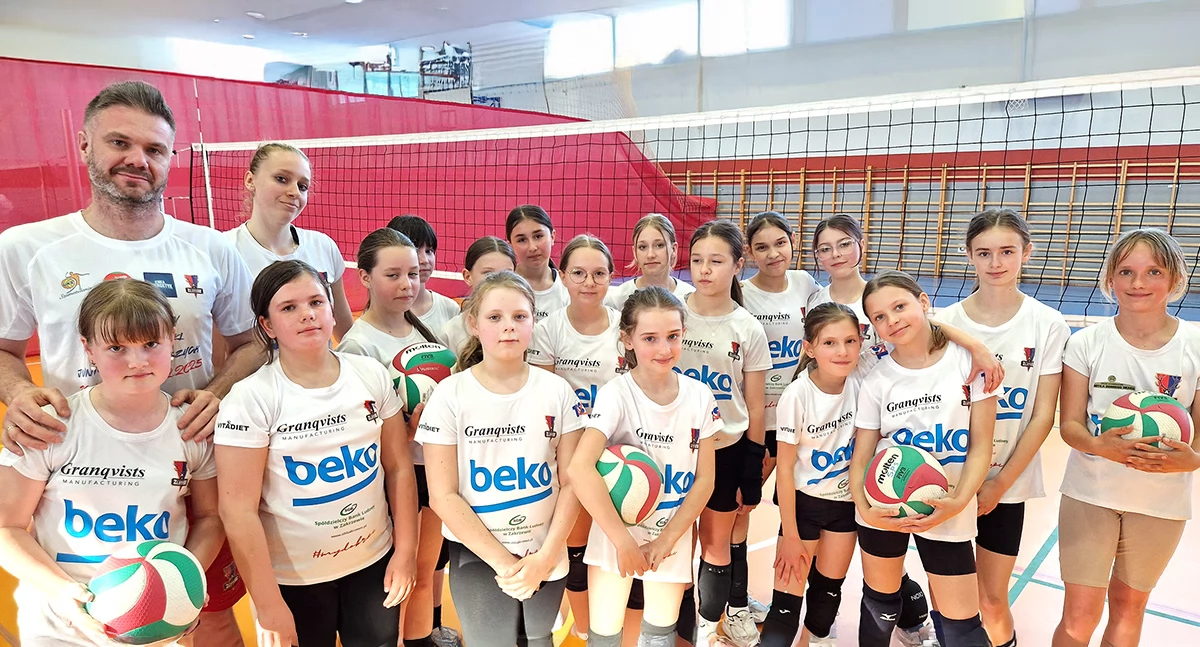 Podopieczne SPS Sparta Złotów podczas zajęć w hali sportowej SP2