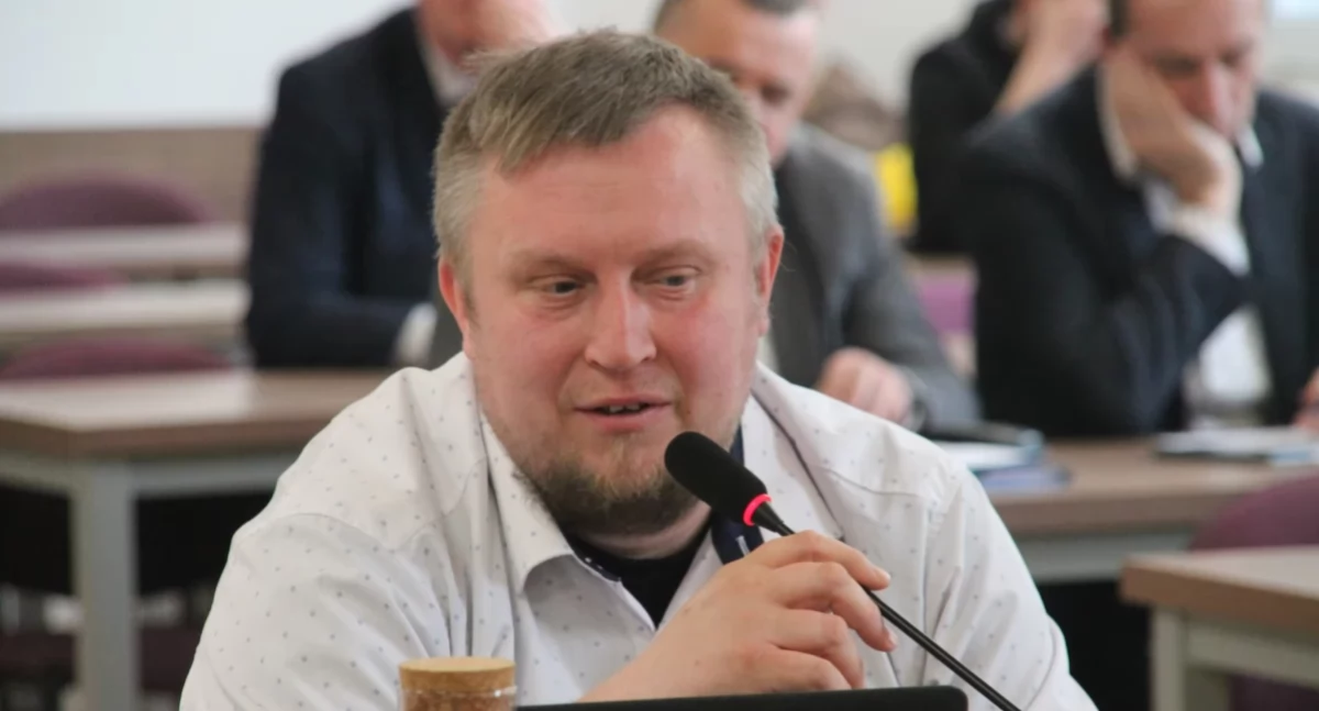 Na zdjęciu radny Potapowicz podczas swojej ostatniej sesji
