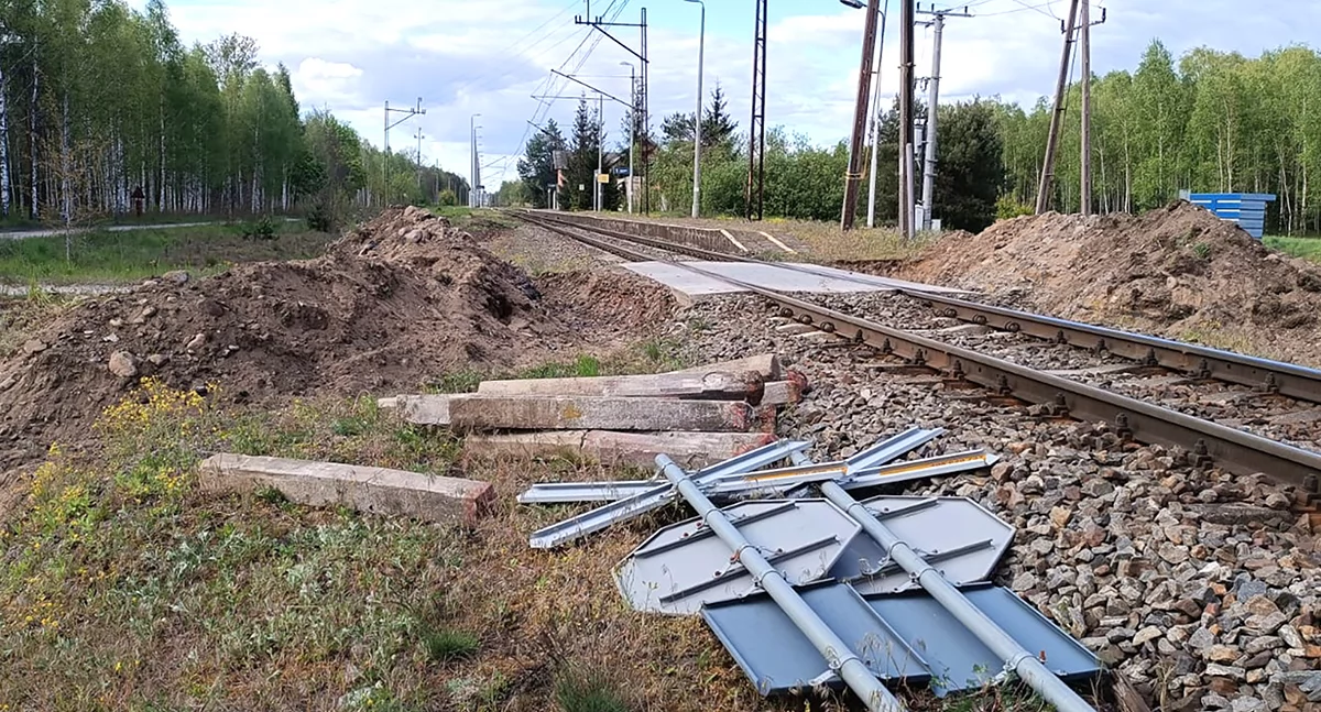 Drogi i komunikacja, Przez powiat pojedzie Pendolino Ziemią zablokowali przejazdy przez tory! - zdjęcie, fotografia
