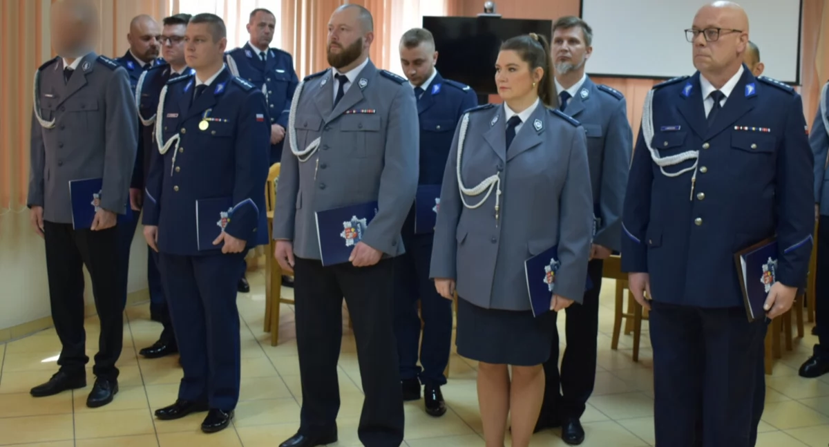 Policja - komunikaty i akcje, Awanse złotowskiej komendzie Dziewięciu policjantów wyróżnionych - zdjęcie, fotografia