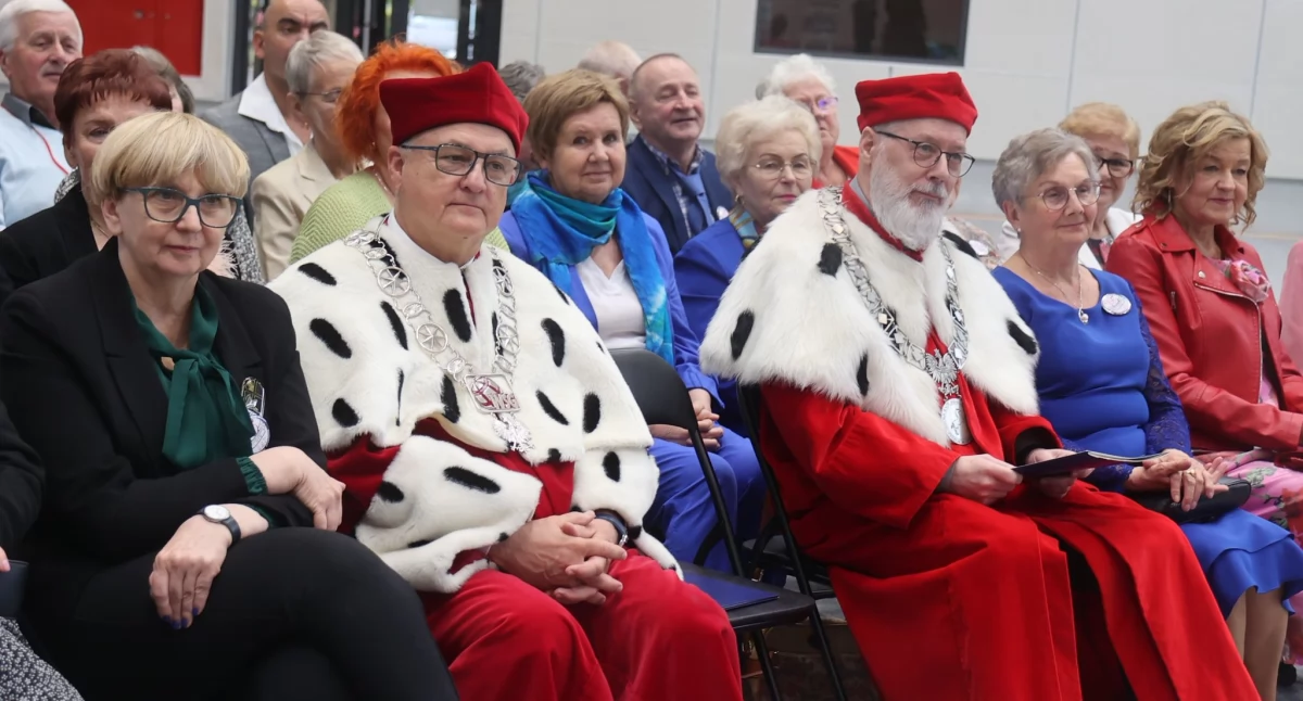 Uroczystości obchody, Złotowskiego Uniwersytetu Trzeciego Wieku wielkie święto sercem akordeonem! - zdjęcie, fotografia