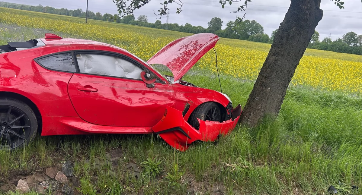 Wypadki drogowe, Groźnie krajówce Lotyniu śliskiej drodze zapanował sportową Toyotą - zdjęcie, fotografia