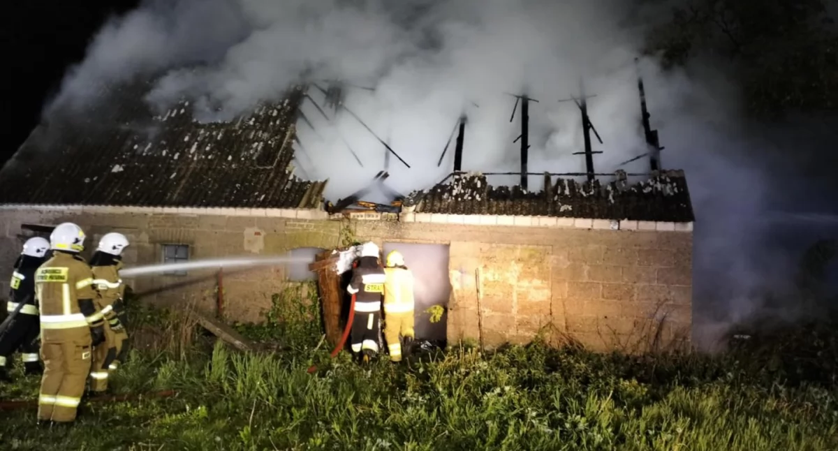 Straż pożarna, Pożar budynku gospodarczego Luchowie miejscu sześć zastępów straży pożarnej - zdjęcie, fotografia