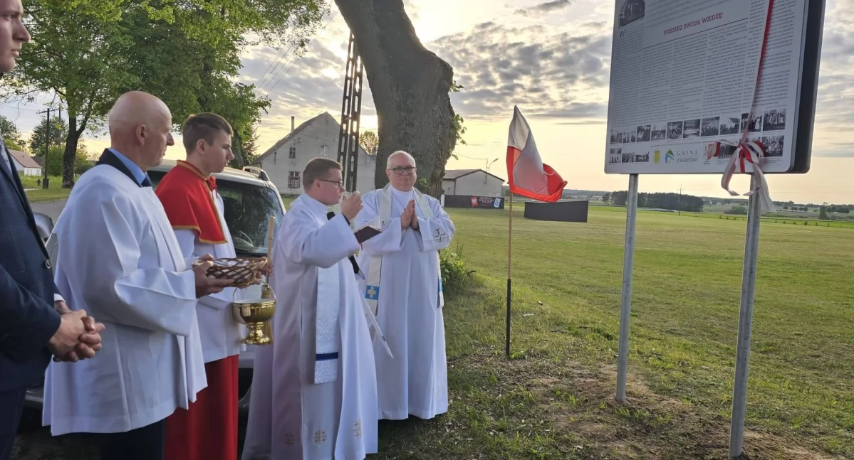 Kościół Religia, Czernicach poświęcili tablicę historią - zdjęcie, fotografia