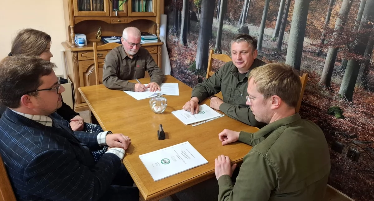 Ekologia Przyroda, Nadleśnictwo Złotów Stowarzyszenie „Robak” będą współpracować Wspólny projekt Ptuszy - zdjęcie, fotografia