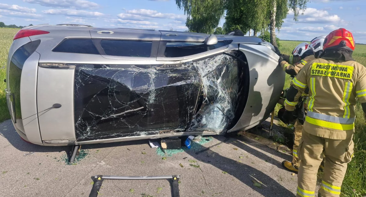 Wypadki drogowe, Najpierw drzewo później dachowanie groźny wypadek trasie Dolnik Głubczyn - zdjęcie, fotografia