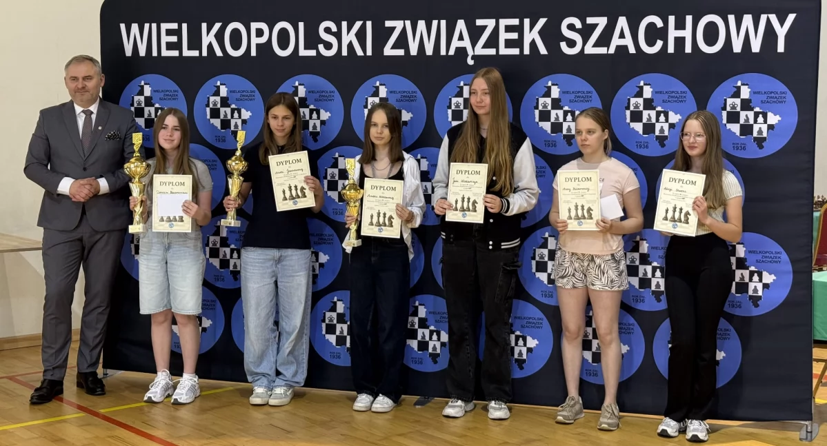 Na środku stojących na zdjęciu - Amelia Witkowska